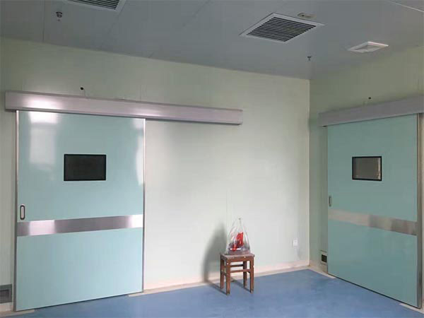 What are the product design requirements for operating room doors?